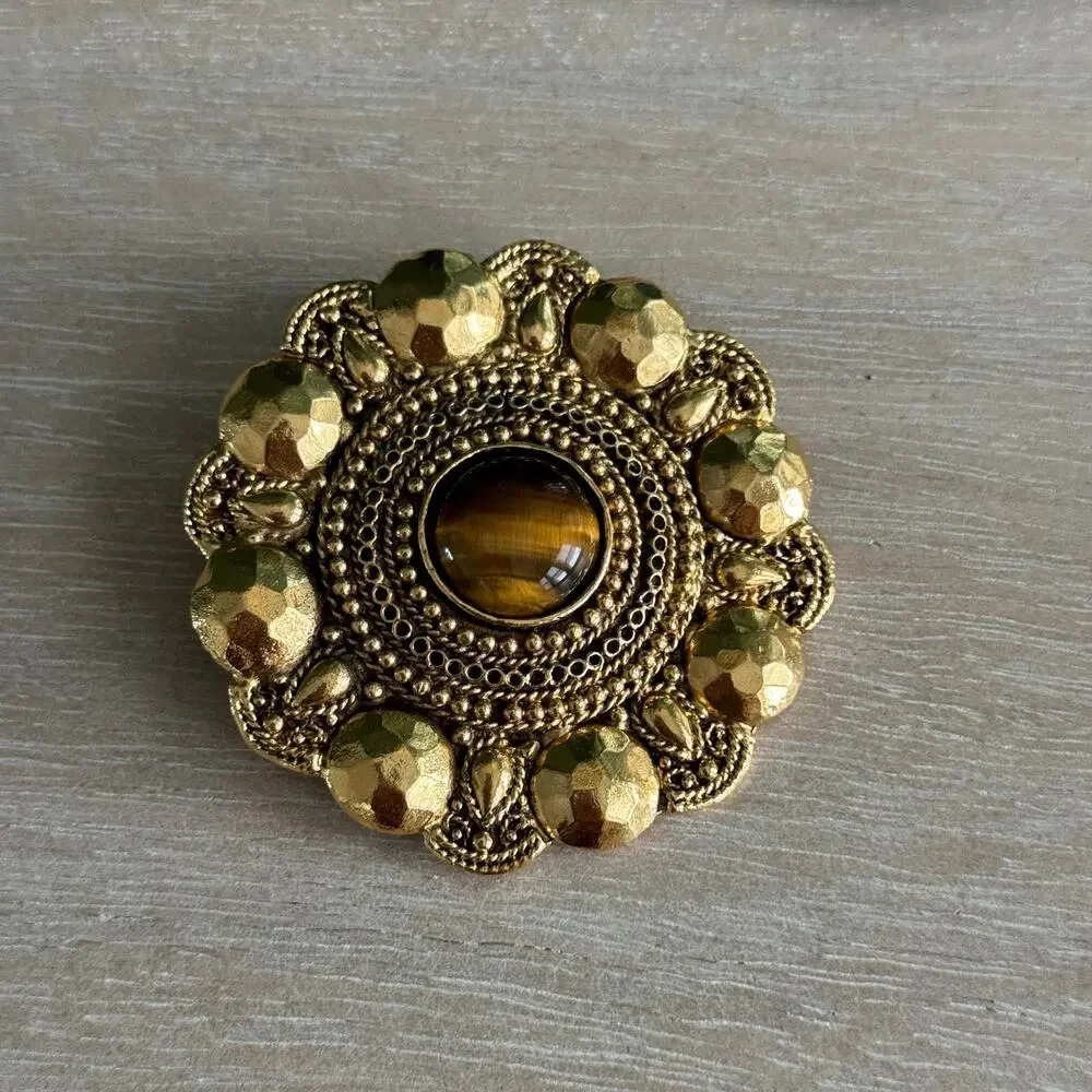 124 CHANEL VINTAGE FLOWER BROOCH WITH STONE